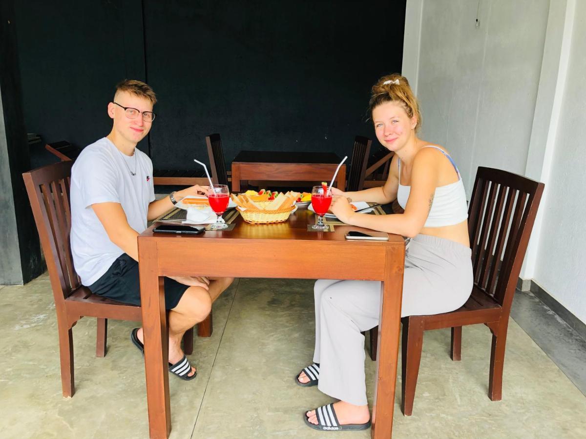 Bony'S Holiday Inn Negombo Exterior photo