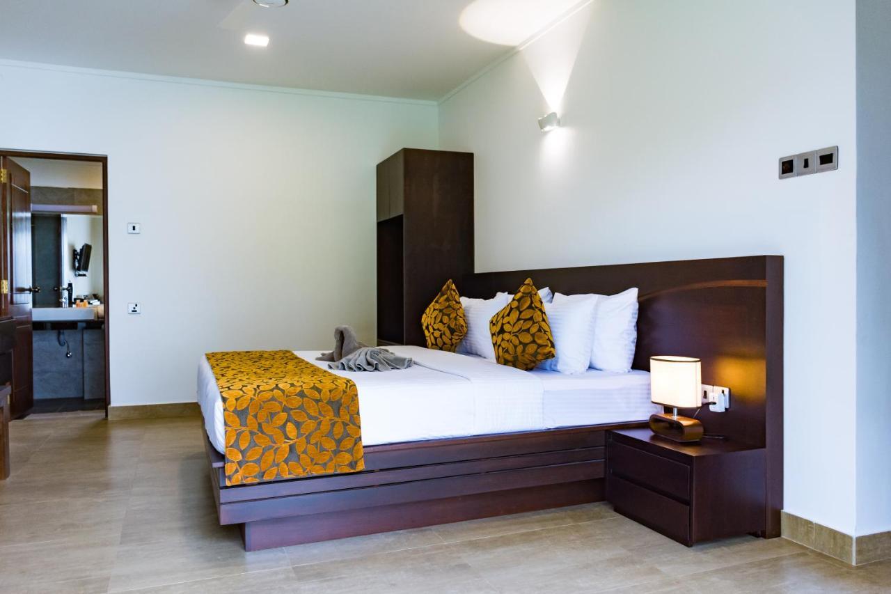 Bony'S Holiday Inn Negombo Exterior photo