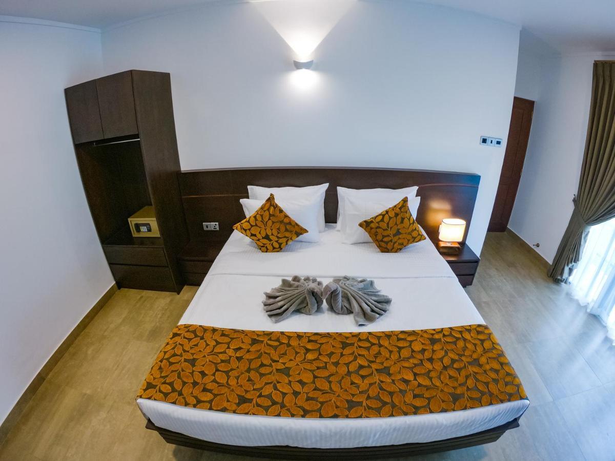 Bony'S Holiday Inn Negombo Exterior photo