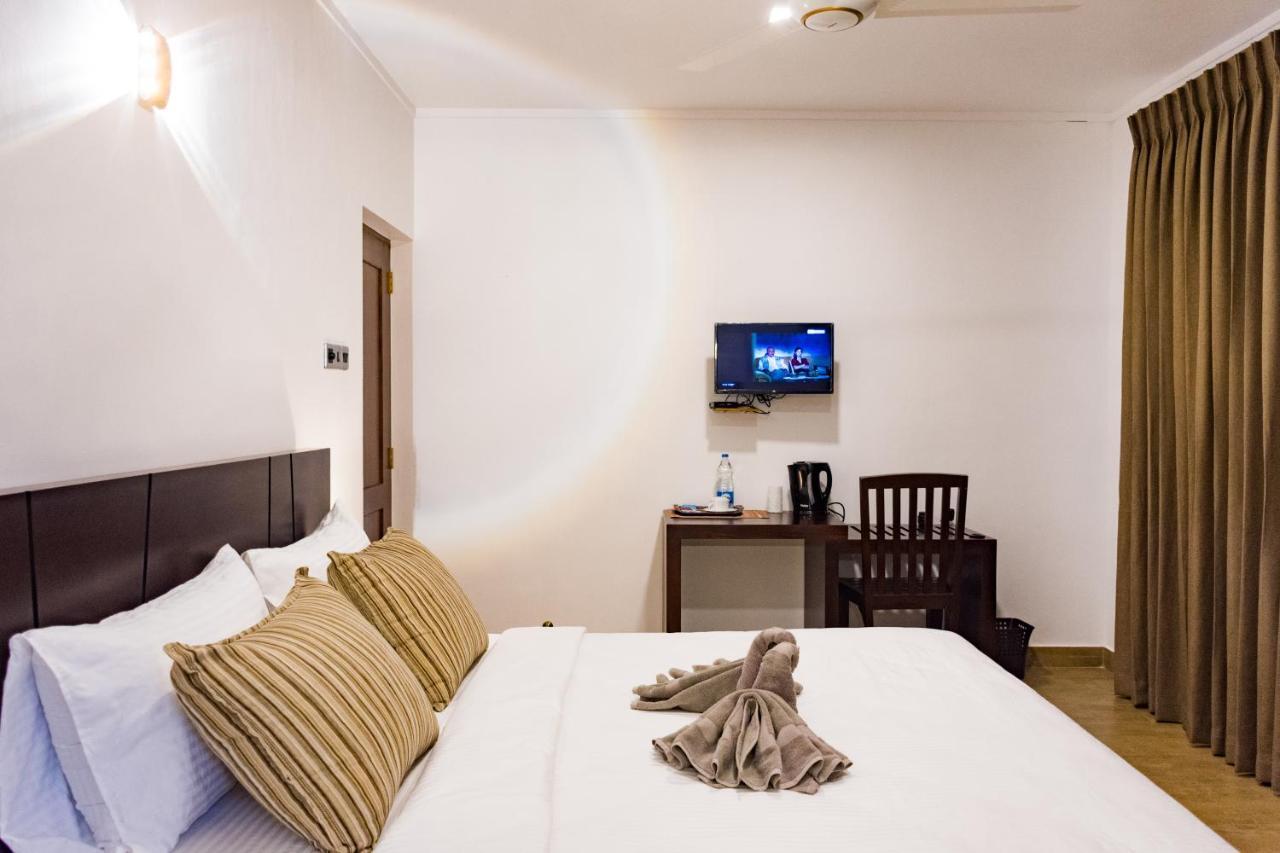 Bony'S Holiday Inn Negombo Exterior photo