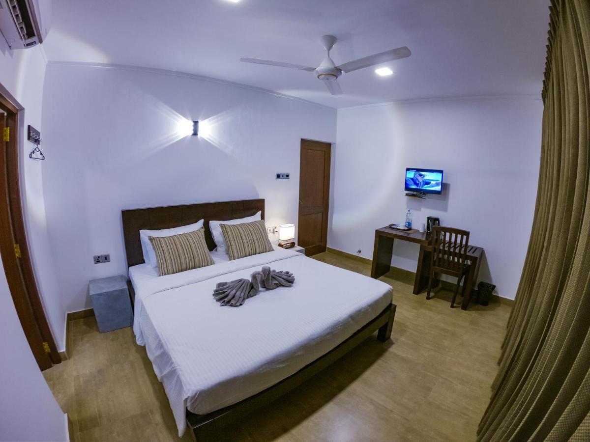 Bony'S Holiday Inn Negombo Exterior photo